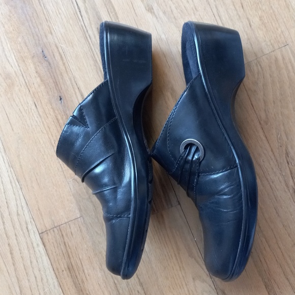 Size 8.5M Clarks Bendables Black Leather Clogs Brazil Very Good Cond. - Picture 1 of 7